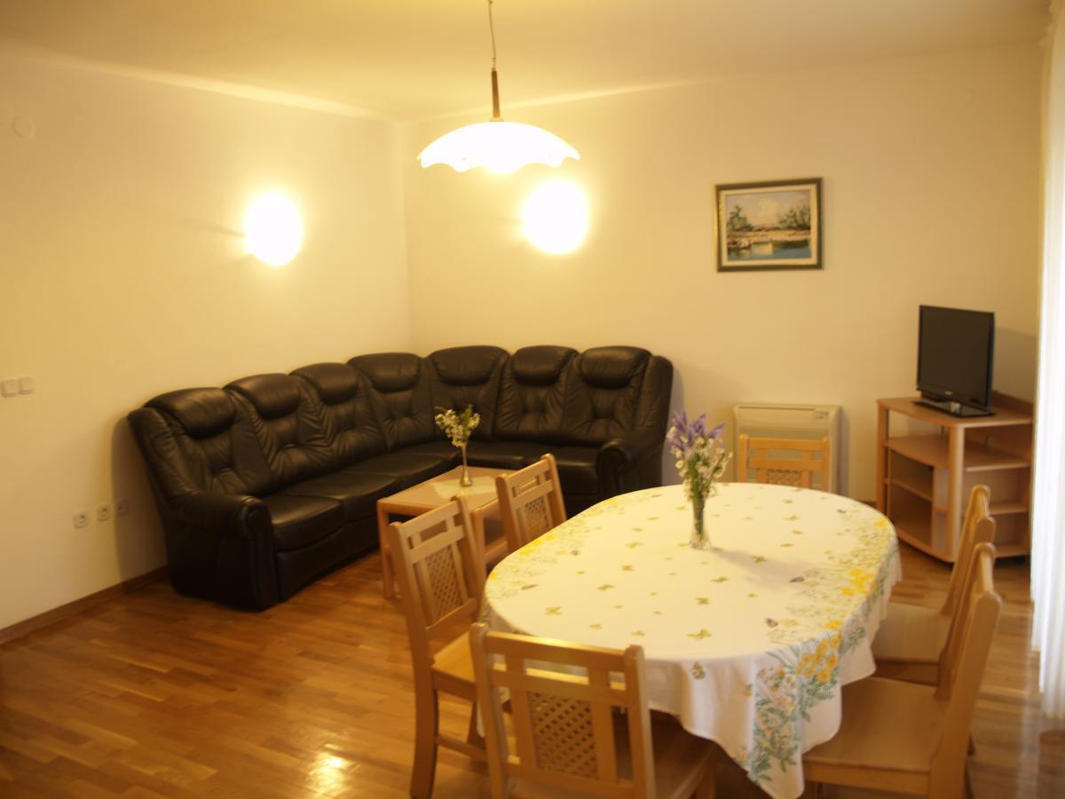 Apartments Mrva Ugljan Buitenkant foto